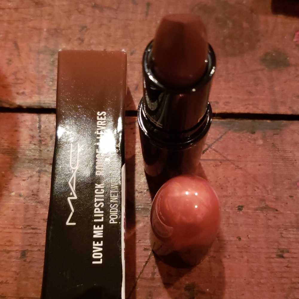 MAC love me Lipstick Coffee & Cigs New